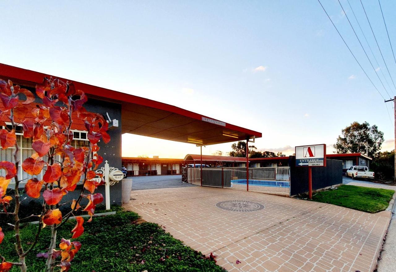 Ardeanal Motel West Wyalong Exterior foto